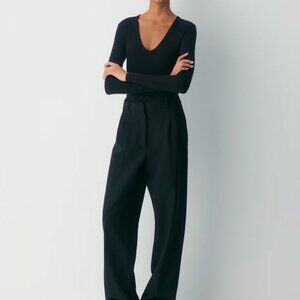 Aritzia Deep V Longsleeve Ribbed Shirt Size S